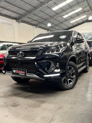 TOYOTA HILUX SW4 2.8 D-4D TURBO DIESEL DIAMOND 7L 4X4 AUTOMÁTICO